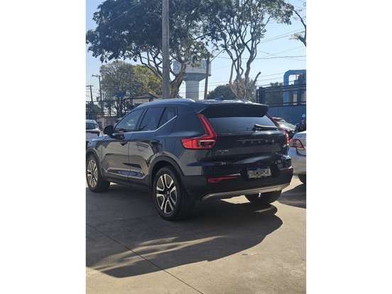 VOLVO-XC40-2021
