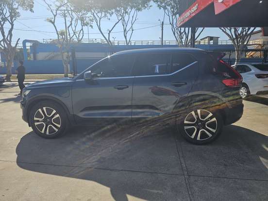 VOLVO-XC40-2021