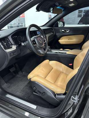 VOLVO-XC60-2017