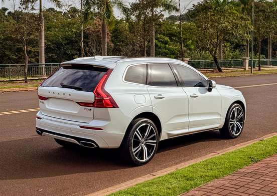 VOLVO-XC60-2017