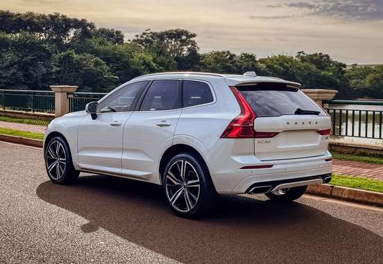 VOLVO-XC60-2017