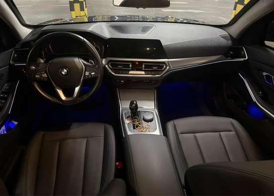 BMW-320i-2020