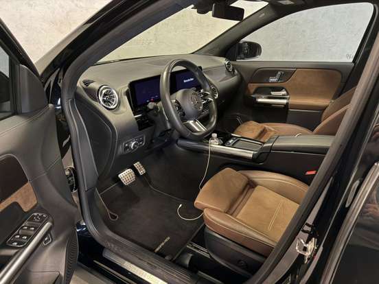 MERCEDES-BENZ-GLA 200-2024