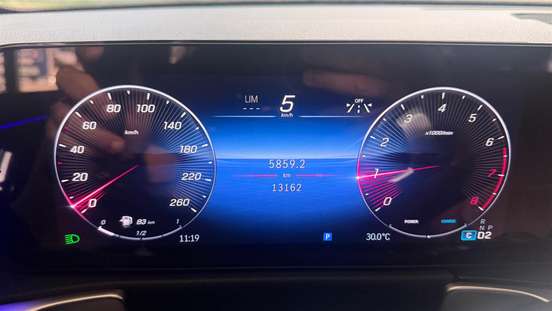 MERCEDES-BENZ-GLB 220-2025