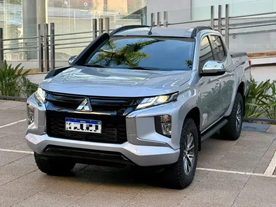 MITSUBISHI L200 TRITON 2.4 16V TURBO DIESEL SPORT HPE CD 4P 4X4 AUTOMÁTICO MITSUBISHI L200 TRITON 2.4 16V TURBO DIESEL SPORT HPE CD 4P 4X4 AUTOMÁTICO
