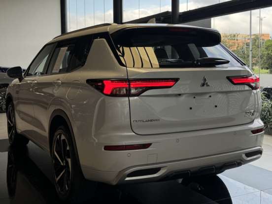 MITSUBISHI-OUTLANDER-2025