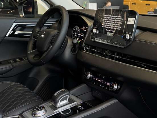 MITSUBISHI-OUTLANDER-2025