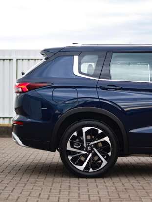 MITSUBISHI-OUTLANDER-2.4 PHEV SIGNATURE S-AWC DHT MITSUBISHI-OUTLANDER-2025