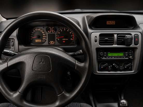 MITSUBISHI-PAJERO IO-2001