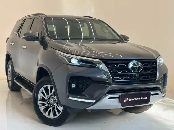 TOYOTA HILUX SW4 2.8 D-4D TURBO DIESEL SRX 4X4 AUTOMÁTICO