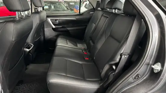 TOYOTA-HILUX SW4-2023