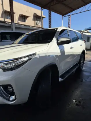 TOYOTA HILUX SW4 2.8 SRX 4X4 7 LUGARES 16V TURBO INTERCOOLER DIESEL 4P AUTOMÁTICO TOYOTA HILUX SW4 2.8 SRX 4X4 7 LUGARES 16V TURBO INTERCOOLER DIESEL 4P AUTOMÁTICO