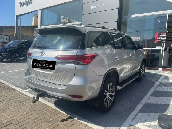 TOYOTA HILUX SW4 2.8 SRX 4X4 7 LUGARES 16V TURBO INTERCOOLER DIESEL 4P AUTOMÁTICO TOYOTA HILUX SW4 2.8 SRX 4X4 7 LUGARES 16V TURBO INTERCOOLER DIESEL 4P AUTOMÁTICO