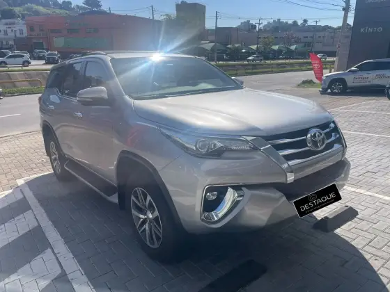 TOYOTA HILUX SW4 2.8 SRX 4X4 7 LUGARES 16V TURBO INTERCOOLER DIESEL 4P AUTOMÁTICO