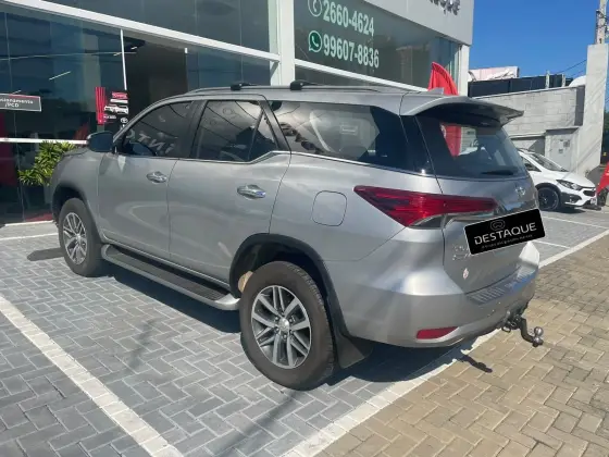 TOYOTA HILUX SW4 2.8 SRX 4X4 7 LUGARES 16V TURBO INTERCOOLER DIESEL 4P AUTOMÁTICO TOYOTA HILUX SW4 2.8 SRX 4X4 7 LUGARES 16V TURBO INTERCOOLER DIESEL 4P AUTOMÁTICO
