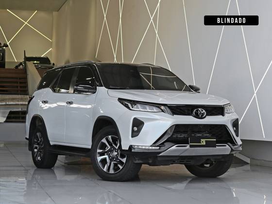 TOYOTA HILUX SW4 2.8 D-4D TURBO DIESEL DIAMOND 7L 4X4 AUTOMÁTICO