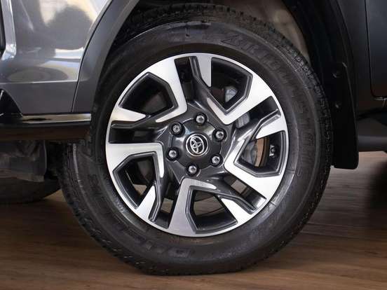 TOYOTA-HILUX SW4-2.8 D-4D TURBO DIESEL SRX 7L 4X4 AUTOMÁTICO TOYOTA-HILUX SW4-2023