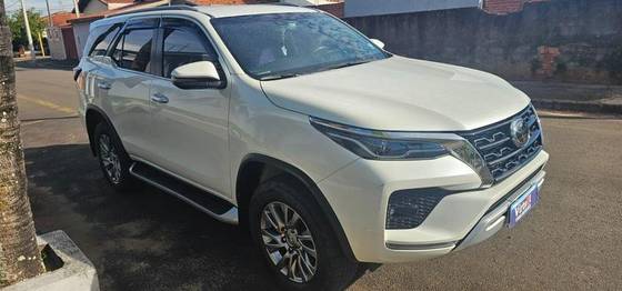 TOYOTA HILUX SW4 2.8 D-4D TURBO DIESEL SRX 7L 4X4 AUTOMÁTICO