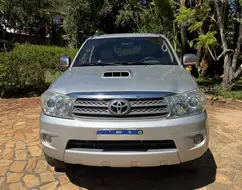 TOYOTA HILUX SW4 3.0 SRV 4X4 7 LUGARES 16V TURBO INTERCOOLER DIESEL 4P AUTOMÁTICO TOYOTA HILUX SW4 3.0 SRV 4X4 7 LUGARES 16V TURBO INTERCOOLER DIESEL 4P AUTOMÁTICO