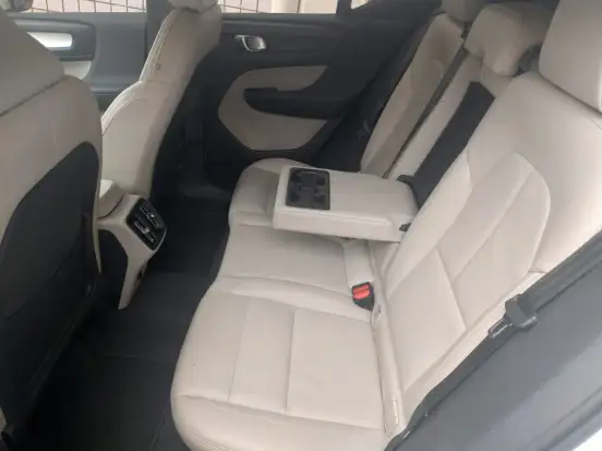 VOLVO-XC40-2019