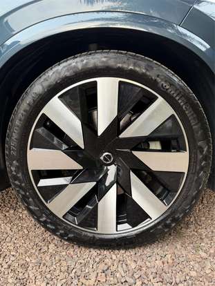 VOLVO-XC90-2023