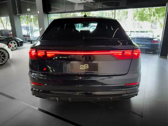 AUDI-Q8-2024