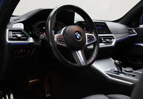 BMW-320i-2019