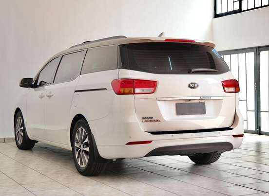KIA-CARNIVAL-2015