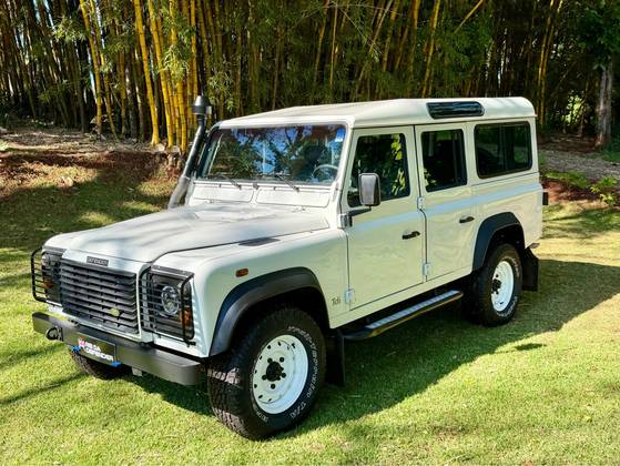 LAND ROVER DEFENDER 2.5 COUNTY SW 110 4X4 TURBO DIESEL 4P MANUAL
