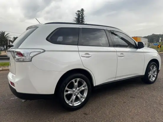 MITSUBISHI-OUTLANDER-2013