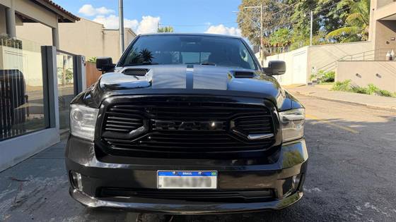 RAM CLASSIC 5.7 V8 GASOLINA LARAMIE NIGHT EDITION CD 4X4 AUTOMÁTICO