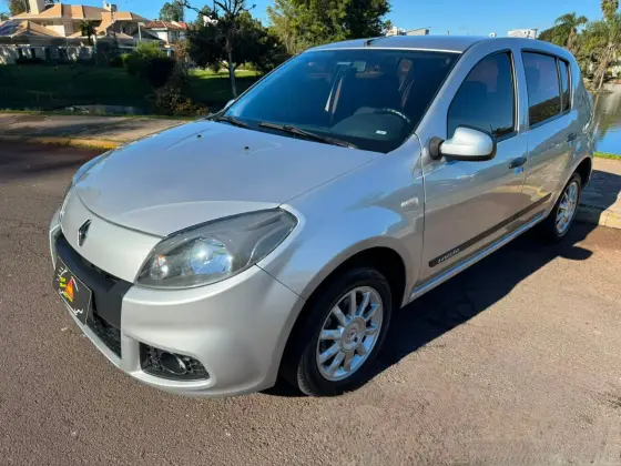 RENAULT SANDERO 1.0 EXPRESSION 16V FLEX 4P MANUAL RENAULT SANDERO 1.0 EXPRESSION 16V FLEX 4P MANUAL