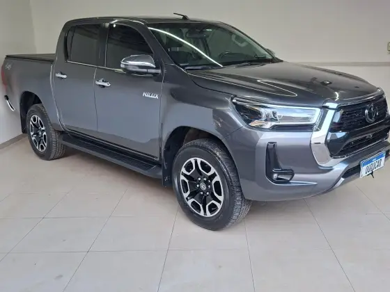 TOYOTA HILUX 2.8 D-4D TURBO DIESEL CD SRX 4X4 AUTOMÁTICO TOYOTA HILUX 2.8 D-4D TURBO DIESEL CD SRX 4X4 AUTOMÁTICO