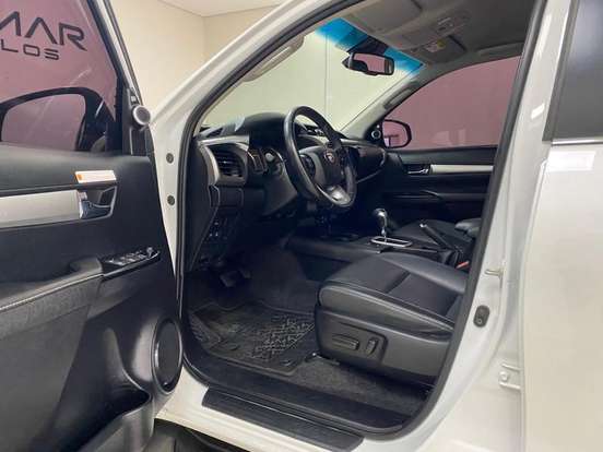 TOYOTA-HILUX-2023