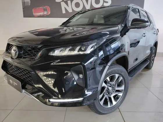 TOYOTA HILUX SW4 2.8 D-4D TURBO DIESEL DIAMOND 7L 4X4 AUTOMÁTICO TOYOTA HILUX SW4 2.8 D-4D TURBO DIESEL DIAMOND 7L 4X4 AUTOMÁTICO