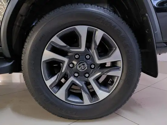 TOYOTA-HILUX SW4-2.8 D-4D TURBO DIESEL DIAMOND 7L 4X4 AUTOMÁTICO TOYOTA-HILUX SW4-2023
