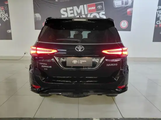 TOYOTA-HILUX SW4-2.8 D-4D TURBO DIESEL DIAMOND 7L 4X4 AUTOMÁTICO TOYOTA-HILUX SW4-2023