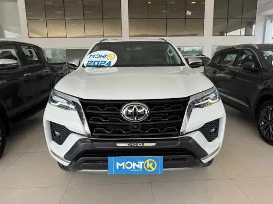 TOYOTA HILUX SW4 2.8 D-4D TURBO DIESEL SRX 7L 4X4 AUTOMÁTICO TOYOTA HILUX SW4 2.8 D-4D TURBO DIESEL SRX 7L 4X4 AUTOMÁTICO