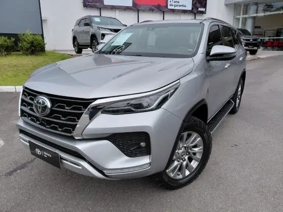 TOYOTA HILUX SW4 2.8 D-4D TURBO DIESEL SRX 7L 4X4 AUTOMÁTICO