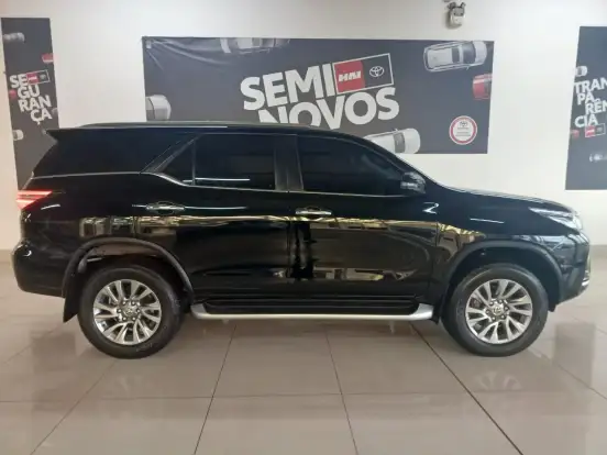 TOYOTA-HILUX SW4-2023