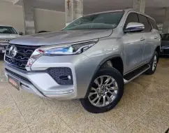 TOYOTA HILUX SW4 2.8 D-4D TURBO DIESEL SRX 7L 4X4 AUTOMÁTICO TOYOTA HILUX SW4 2.8 D-4D TURBO DIESEL SRX 7L 4X4 AUTOMÁTICO