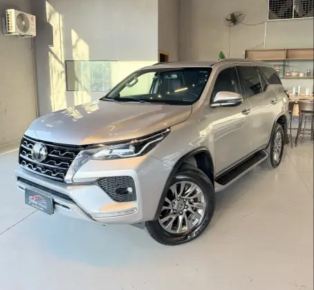 TOYOTA HILUX SW4 2.8 D-4D TURBO DIESEL SRX 7L 4X4 AUTOMÁTICO