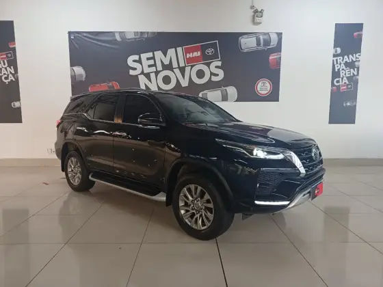 TOYOTA HILUX SW4 2.8 D-4D TURBO DIESEL SRX PLATINUM 7L 4X4 AUTOMÁTICO TOYOTA HILUX SW4 2.8 D-4D TURBO DIESEL SRX PLATINUM 7L 4X4 AUTOMÁTICO