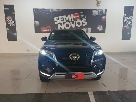 TOYOTA-HILUX SW4-2.8 D-4D TURBO DIESEL SRX PLATINUM 7L 4X4 AUTOMÁTICO TOYOTA-HILUX SW4-2025
