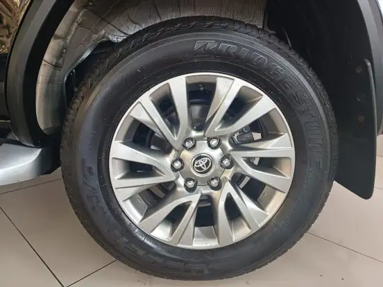 TOYOTA-HILUX SW4-2025