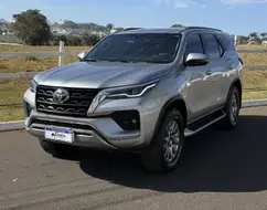 TOYOTA HILUX SW4 2.8 D-4D TURBO DIESEL SRX 7L 4X4 AUTOMÁTICO TOYOTA HILUX SW4 2.8 D-4D TURBO DIESEL SRX 7L 4X4 AUTOMÁTICO