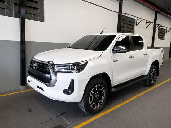 TOYOTA-HILUX-2.8 D-4D TURBO DIESEL CD SRV 4X4 AUTOMÁTICO TOYOTA-HILUX-2024