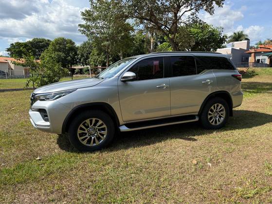 TOYOTA HILUX SW4 2.8 D-4D TURBO DIESEL SRX 7L 4X4 AUTOMÁTICO