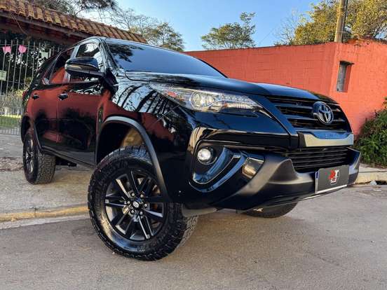 TOYOTA-HILUX SW4-2.8 SRX 4X4 7 LUGARES 16V TURBO INTERCOOLER DIESEL 4P AUTOMÁTICO TOYOTA-HILUX SW4-2017