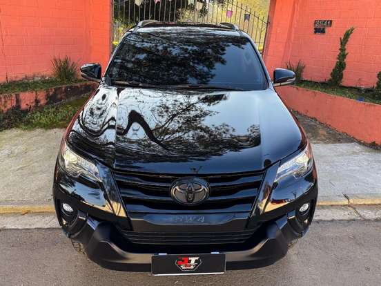 TOYOTA-HILUX SW4-2.8 SRX 4X4 7 LUGARES 16V TURBO INTERCOOLER DIESEL 4P AUTOMÁTICO TOYOTA-HILUX SW4-2017